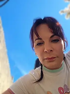 JuneLaFrenchie online show from April 17, 1:58 pm