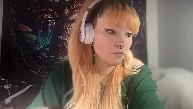 Snapshot of FRRANNKIE chatting on March 1, 8:33 pm FRRANNKIE online show from March 1, 8:33 pm