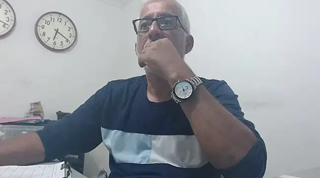 Snapshot of cenizo10124 chatting on January 1, 11:18 pm cenizo10124 online show from January 1, 11:18 pm