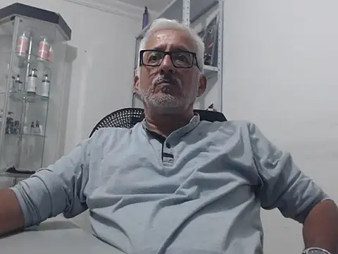 Snapshot of cenizo10124 chatting on October 22, 2:23 am cenizo10124 online show from October 22, 2:23 am