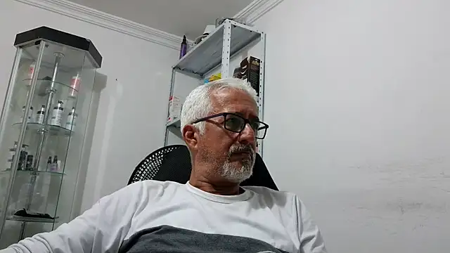 Snapshot of cenizo10124 chatting on November 16, 2:06 am cenizo10124 online show from November 16, 2:06 am