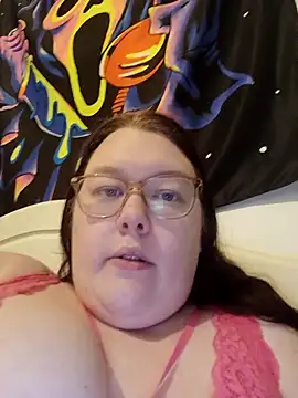 Snapshot of Sexycurvyemilyy chatting on December 16, 9:31 pm Sexycurvyemilyy online show from December 16, 9:31 pm