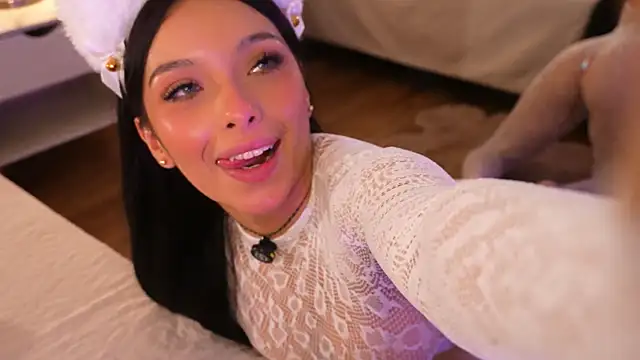 Victoria Watsson online show from March 18, 12:30 pm