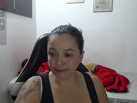 Snapshot of katty_lorens chatting on May 22, 12:40 am katty lorens online show from May 22, 12:40 am