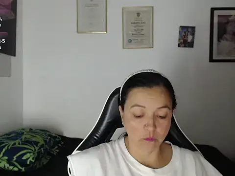 Snapshot of katty_lorens chatting on June 7, 1:54 am katty lorens online show from June 7, 1:54 am