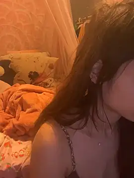 LaPetitechienne1 online show from March 2, 9:32 pm