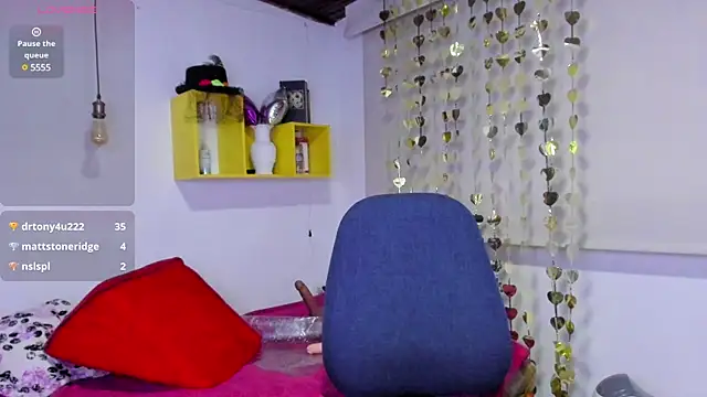 Snapshot of yasmin_goldenst chatting on January 3, 10:40 pm yasmin goldenst online show from January 3, 10:40 pm