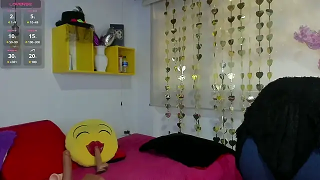 Snapshot of yasmin_goldenst chatting on January 15, 7:44 pm yasmin goldenst online show from January 15, 7:44 pm