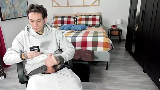 Snapshot of xxxciro13xxx chatting on February 5, 10:08 am xxxciro13xxx online show from February 5, 10:08 am