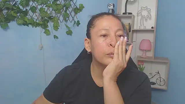 Snapshot of mature_martina chatting on November 28, 6:32 pm mature martina online show from November 28, 6:32 pm