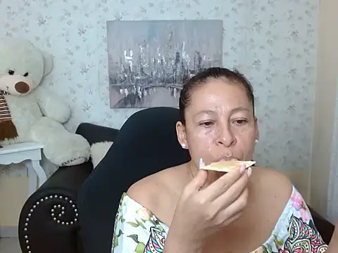 Snapshot of mature_martina chatting on April 18, 10:32 pm mature martina online show from April 18, 10:32 pm
