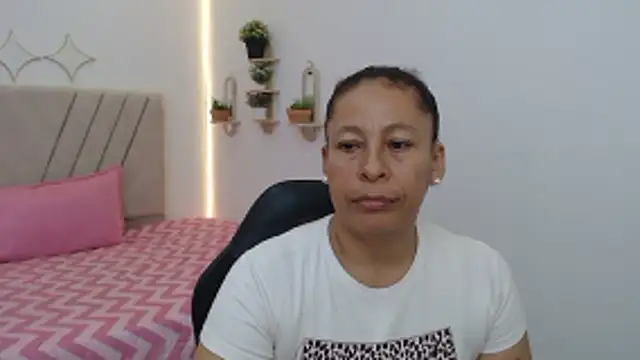 Snapshot of mature_martina chatting on April 22, 8:10 pm mature martina online show from April 22, 8:10 pm