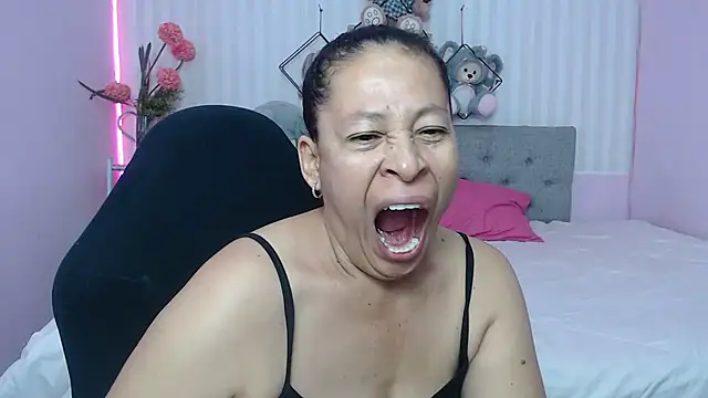 Snapshot of mature_martina chatting on May 3, 11:05 am mature martina online show from May 3, 11:05 am