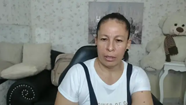 Snapshot of mature_martina chatting on June 1, 10:00 pm mature martina online show from June 1, 10:00 pm