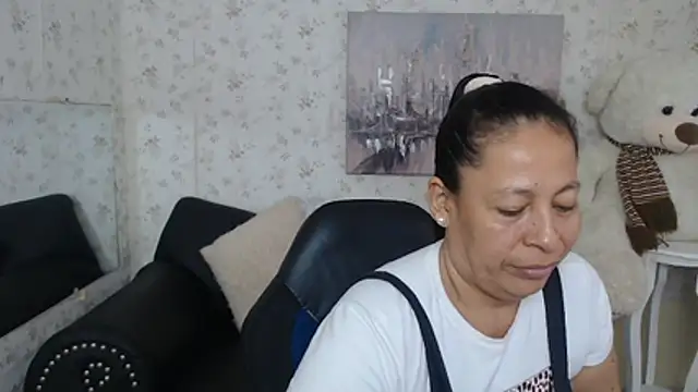Snapshot of mature_martina chatting on June 19, 10:13 pm mature martina online show from June 19, 10:13 pm
