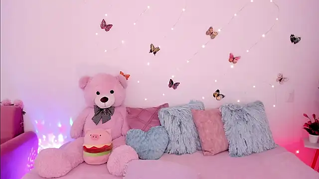 Snapshot of Zara_uwu_ chatting on June 3, 2:33 pm Zara uwu online show from June 3, 2:33 pm