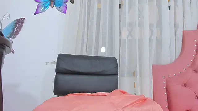 Snapshot of steila_rochefort chatting on December 19, 10:00 pm steila rochefort online show from December 19, 10:00 pm