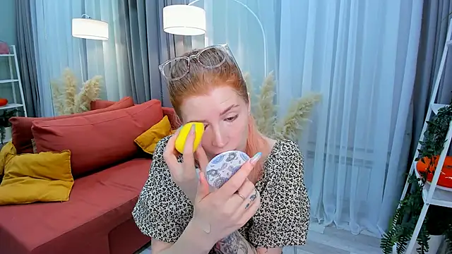 Snapshot of Mira__Blush chatting on January 28, 1:49 pm Mira Blush online show from January 28, 1:49 pm