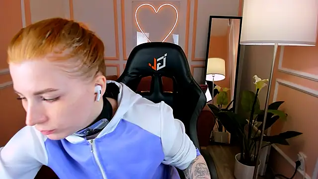 Snapshot of Mira__Blush chatting on February 12, 8:40 pm Mira Blush online show from February 12, 8:40 pm