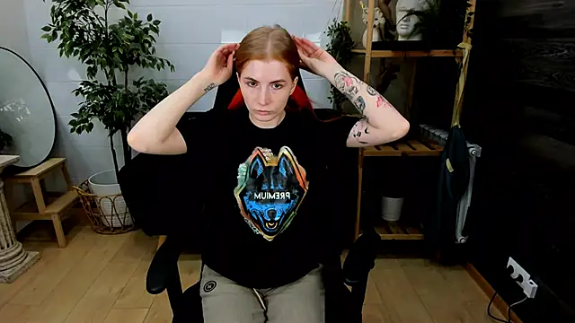 Snapshot of Mira__Blush chatting on February 22, 4:29 am Mira Blush online show from February 22, 4:29 am