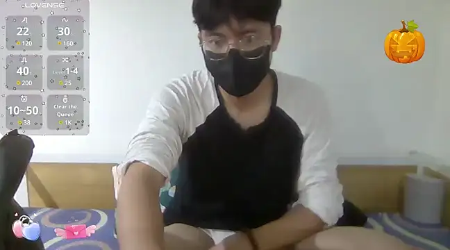 Snapshot of Gwencloudy chatting on March 17, 9:01 am Gwencloudy online show from March 17, 9:01 am