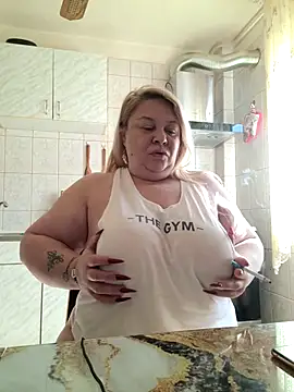 Snapshot of AriannaMilf chatting on October 19, 9:32 am AriannaMilf online show from October 19, 9:32 am