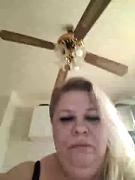 Snapshot of AriannaMilf chatting on December 5, 10:24 am AriannaMilf online show from December 5, 10:24 am