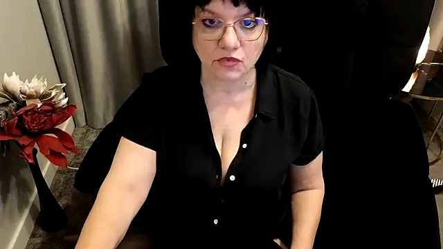 maggiemilff online show from January 24, 8:55 am