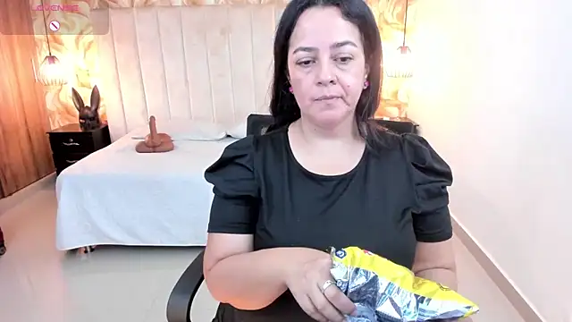 Snapshot of lucia_vonne_ chatting on February 12, 8:26 pm lucia vonne online show from February 12, 8:26 pm