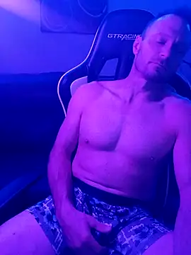 Funwithbrad1 online show from December 6, 8:26 am