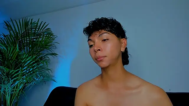 Snapshot of xhenisa_ chatting on November 20, 12:00 am xhenisa online show from November 20, 12:00 am