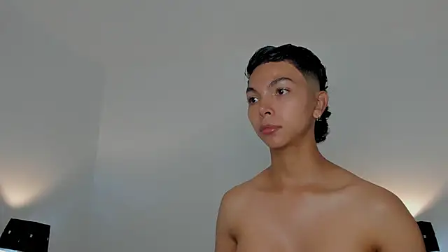 Snapshot of xhenisa_ chatting on January 8, 8:33 pm xhenisa online show from January 8, 8:33 pm