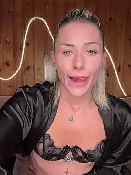Snapshot of petrouchkaaa_ chatting on May 14, 8:04 pm petrouchkaaa online show from May 14, 8:04 pm