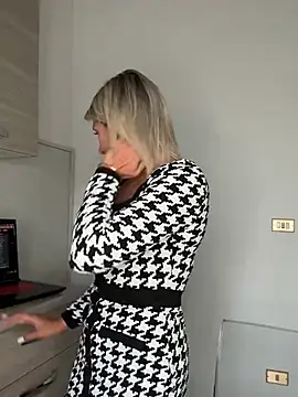Snapshot of petrouchkaaa_ chatting on May 15, 8:21 am petrouchkaaa online show from May 15, 8:21 am