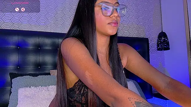 Snapshot of charlotteeruss chatting on March 17, 9:23 pm charlotteeruss online show from March 17, 9:23 pm