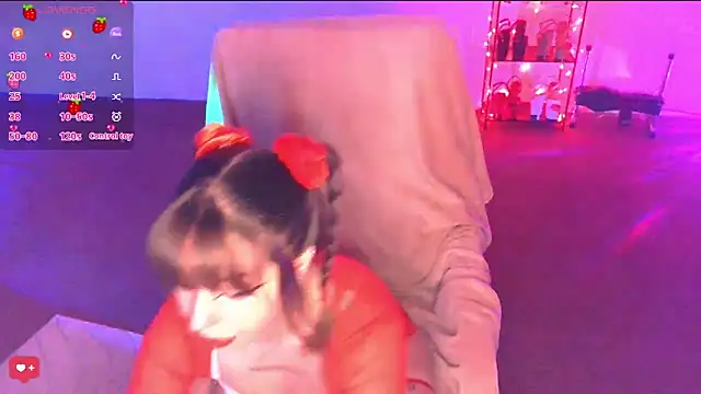 Snapshot of PetiteAngel666 chatting on December 18, 9:26 am PetiteAngel666 online show from December 18, 9:26 am