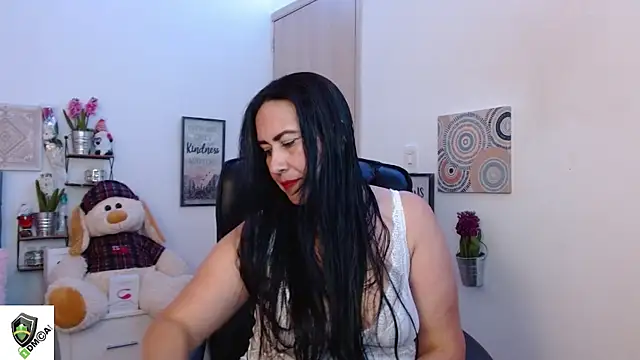 Snapshot of amalia_brunette chatting on December 6, 11:03 pm amalia brunette online show from December 6, 11:03 pm