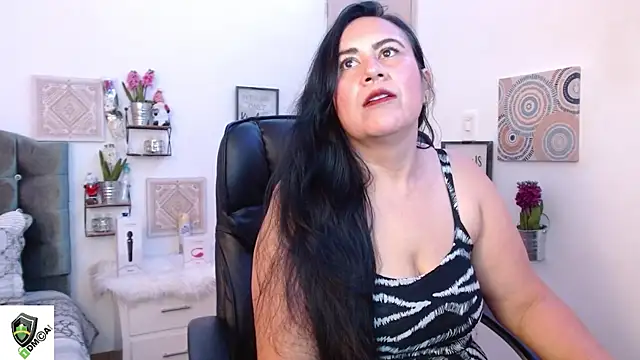 Snapshot of amalia_brunette chatting on December 13, 11:17 pm amalia brunette online show from December 13, 11:17 pm