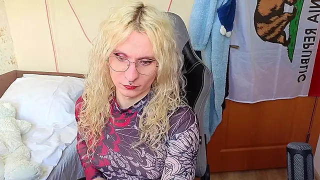 Snapshot of Lori_Myaf chatting on April 24, 3:47 pm Lori Myaf online show from April 24, 3:47 pm