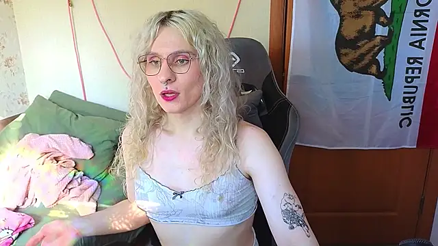Snapshot of Lori_Myaf chatting on May 19, 2:01 pm Lori Myaf online show from May 19, 2:01 pm