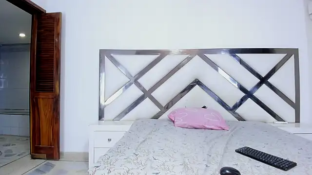 Snapshot of Shanelle__ chatting on November 18, 4:33 pm Shanelle online show from November 18, 4:33 pm