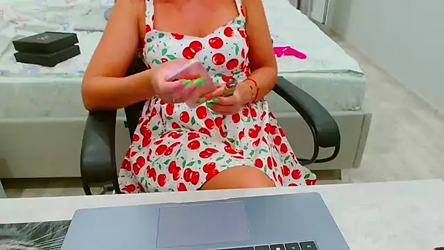 Snapshot of EveLove33 chatting on July 23, 5:00 pm EveLove33 online show from July 23, 5:00 pm
