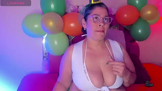 Snapshot of desire_matture chatting on March 17, 8:19 pm desire matture online show from March 17, 8:19 pm