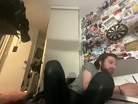 Snapshot of DownstairsSky chatting on May 26, 3:35 am DownstairsSky online show from May 26, 3:35 am