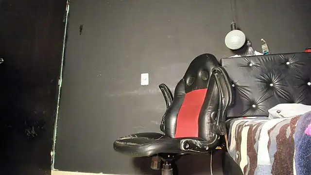 Snapshot of FuckHardlove chatting on June 22, 3:25 am FuckHardlove online show from June 22, 3:25 am