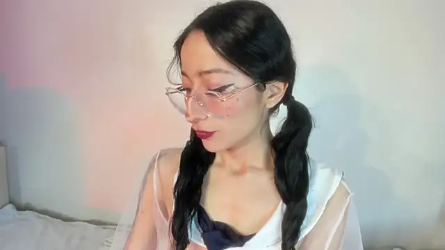 Snapshot of Cloe_Leee chatting on March 7, 10:21 pm Cloe Leee online show from March 7, 10:21 pm