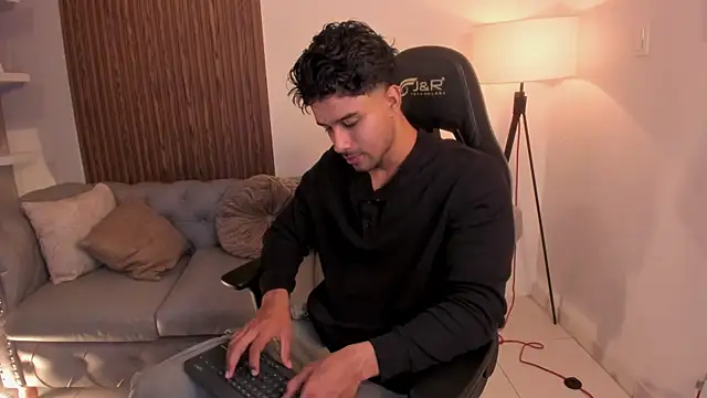 Snapshot of liam_collins21 chatting on May 24, 12:43 pm liam collins21 online show from May 24, 12:43 pm