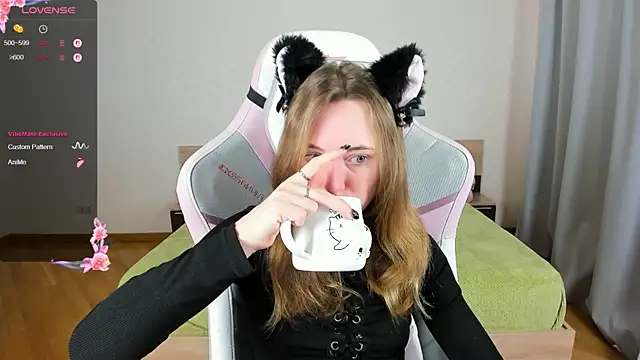 Snapshot of Cowell_Adelina chatting on October 25, 10:12 am Cowell Adelina online show from October 25, 10:12 am