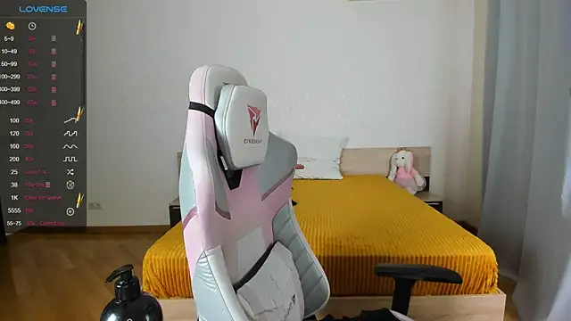 Snapshot of Cowell_Adelina chatting on October 31, 8:37 am Cowell Adelina online show from October 31, 8:37 am