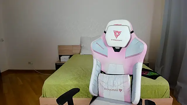 Snapshot of Cowell_Adelina chatting on November 29, 9:34 am Cowell Adelina online show from November 29, 9:34 am